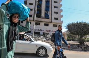 Άνθρωποι εγκαταλείπουν την πόλη της Γάζας