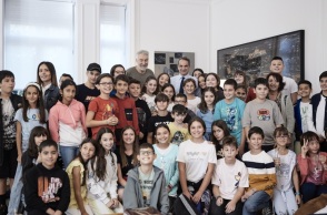  Υποδέχθηκε μαθητές του 130ού σχολείου Αθηνών ο Κυριάκος Μητσοτάκης