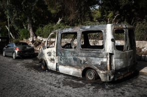 Καμένο όχημα μετά τα επεισόδια στου Ζωγράφου