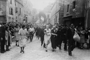 Πορεία της ντροπής για μια Γαλλίδα με το μωρό της από Γερμανό πατέρα και τη μητέρα της, με ξυρισμένα κεφάλια ως τιμωρία για τη συνεργασία τους με τους κατακτητές ©Robert Capa/Getty Images