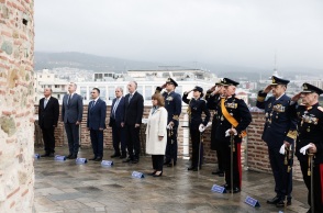 Η Κατερίνα Σακελλαροπούλου στην έπαρση της σημαίας στον Λευκό Οίκο