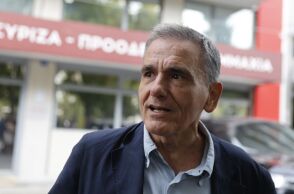 O Ευκλείδης Τσακαλώτος προσέρχεται στα γραφεία του ΣΥΡΙΖΑ © ΓΙΩΡΓΟΣ ΚΟΝΤΑΡΙΝΗΣ/EUROKINISSΙ