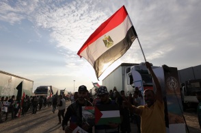 Άνθρωποι με σημαίες της Αιγύπτου και της Παλαιστίνης στο πέρασμα της Ράφα