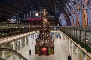 Χριστουγεννιάτικο δέντρο από βιβλία στον σταθμό St Pancras