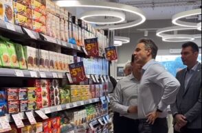 Ο Κυριάκος Μητσοτάκης σε σούπερ μάρκετ