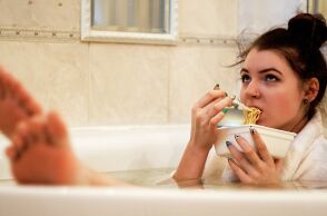 Συναισθηματική πείνα: τι είναι, πως την ξεχωρίζεις, πώς να αντισταθείς 