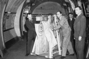 1945: Πραγματοποιείται η «Επιχείρηση Έλγιν» - Οι 100 τόνοι ανεκτίμητης αξίας Γλυπτών του Παρθενώνα μεταφέρονται από την πολεμική τους κρυψώνα μέσω των υπόγειων σηραγγών του μετρό στο Βρετανικό Μουσείο του Λονδίνου
