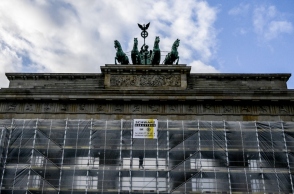 Γερμανία: Ακτιβιστές για το κλίμα έβαψαν για δεύτερη φορά την Πύλη του Βρανδεμβούργου	