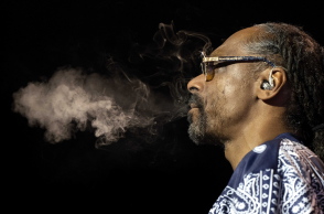 O Snoop Dogg καπνίζει σε παλαιότερη συναυλία