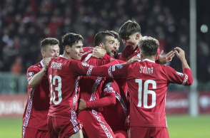 Οι Αλβανοί ποδοσφαιριστές πανηγυρίζουν την πρόκριση στην τελική φάση του Euro 2024