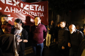 Ο Στέφανος Κασσελάκης μπροστά από το πανό της Νεολαίας ΣΥΡΙΖΑ κατά την πορεία για το Πολυτεχνείο