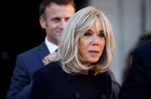 Η Μπριζίτ Μακρόν και πίσω της ο Εμανουέλ Μακρόν