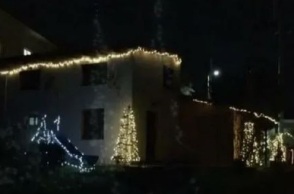 Το στολισμένο σπίτι στο Αλιβέρι με τα 6.000 λαμπάκια 