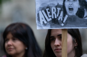 Στιγμιότυπο από διαδήλωση κατά των γυναικοκτονιών στην Ουρουγουάη