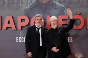 Η ερμηνεία του Joaquin Phoenix περιγράφτηκε ως «σκονισμένο κέρινο ομοίωμα»