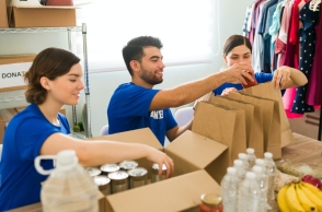 Giving Tuesday 2023: «Ενωμένοι Προσφέρουμε» - Ποιο είναι το παγκόσμιο κίνημα εθελοντισμού και δωρεών