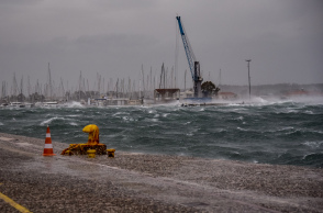 Κύματα στο λιμάνι της Πρέβεζας