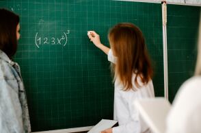 Καθηγήτρια σε αίθουσα