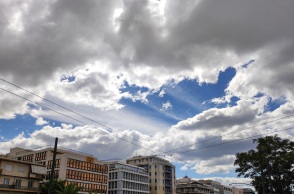 Με νεφώσεις και τοπικές βροχές θα υποδεχτούμε το Δεκέμβρη 