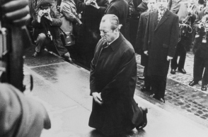Σαν σήμερα το 1970 ο καγκελάριος Willy Brandt ζητάει γονατιστός συγγνώμη για τα θύματα των Ναζί