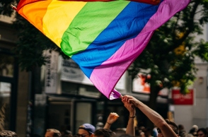 Ρωσία: Η αστυνομία ξεκίνησε επιδρομές σε gay bars μετά την απαγόρευση του  ΛΟΑΤΚΙ+ κινήματος 