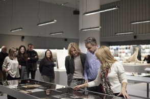 Ο Κυριάκος Μητσοτάκης και η σύζυγός του Μαρέβα Γκραμπόφσκι - Μητσοτάκη στο Εθνικό Μουσείο Σύγχρονης Τέχνης