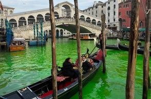 Ακτιβιστές «έβαψαν πράσινη» τη λιμνοθάλασσα της Βενετίας