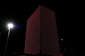 Έλαμψε ο Πύργος του Πειραιά - Φωταγωγήθηκε ενόψει Χριστουγέννων 