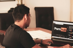 Pornhub: Ποιες ήταν οι πιο δημοφιλείς αναζητήσεις για το 2023	 Mature υλικό, ρομπότ και ένστολοι στα φετίχ της χρονιάς