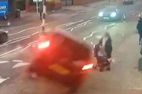 Βρετανία: Αυτοκίνητο έπεσε μπροστά σε μητέρα που κρατούσε το δυο ετών παιδί της - Δεν υπήρξαν θύματα.  