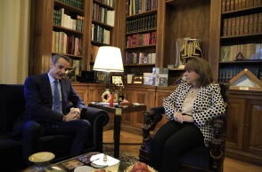 Ο Κυριάκος Μητσοτάκης (αριστερά) και η Κατερίνα Σακελλαροπούλου (δεξιά) κατά τη συνάντησή τους στο Προεδρικό Μέγαρο