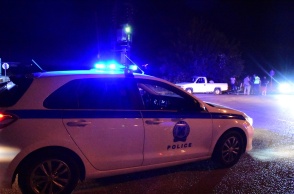 Περιπολικό της ΕΛ.ΑΣ. σταθμευμένο στην άκρη του δρόμου κατά τη διάρκεια περιστατικού