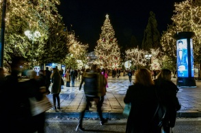 Πολίτες στο Σύνταγμα περπατούν γύρω από το χριστουγεννιάτικο δέντρο