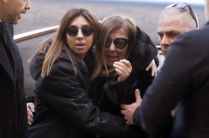 Συντετριμμένες η σύζυγος και η κόρη του Βασίλη Καρρά στο λαϊκό προσκύνημα