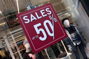 Ταμπέλα για μειωμένες τιμές έως και πάνω από 50% σε βιτρίνα καταστήματος κατά τη διάρκεια των Χειμερινών Εκπτώσεων προηγούμενων ετών