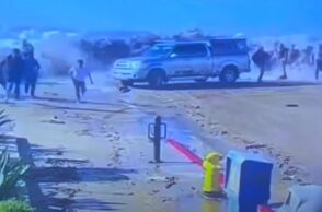 Καλιφόρνια: Η στιγμή που πελώριο κύμα παρασύρει ανθρώπους και αυτοκίνητα - Οχτώ άτομα στο νοσοκομείο