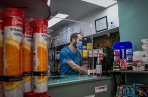 Αυξημένη ζήτηση σε αντιικά φάρμακα, αντιβιώσεις και τεστ - Έντονη η κίνηση στα φαρμακεία Ελλείψεις παρατηρήθηκαν σε συγκεκριμένα σκευάσματα