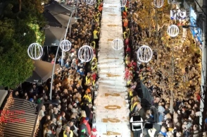 Βασιλόπιτα γίγας 78 μέτρων στο Περιστέρι έσπασε κάθε ρεκόρ Εκατοντάδες τα φλουριά και τα δώρα για τους τυχερούς