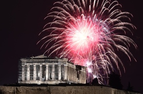 Η Αθήνα καλωσόρισε το 2024 με μια μεγάλη γιορτή παρέα με τον Νίκο Πορτοκάλογλου και τη Μαρίνα Σάττι