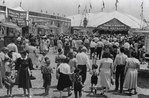 Θεατές προσέρχονται στην κεντρική τέντα του «Ringling Bros and Barnum & Bailey Circus», ΗΠΑ, 1949 © Archive Photos/Getty Images