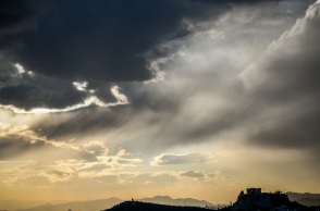 Νεφώσεις με τοπικές βροχές στα νοτιοδυτικά την Πέμπτη - Μικρή άνοδος της θερμοκρασίας 