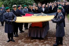 Σόιμπλε: Απούσα η Μέρκελ από την κηδεία του