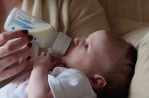 Εκτόξευση τιμών στο βρεφικό γάλα το τελευταίο διάστημα © Lucy Wolski/  Unsplash