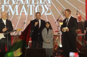 Ο Χάρης Δούκας και η 9χρονη κόρη της Νάνσυς Ζαμπέτογλου και του Νάσου Γαλακτερού στη σκηνή για την αλλαγή του χρόνου