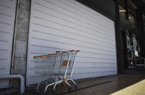 Καρότσι του σούπερ μάρκετ έξω από κλειστό κατάστημα