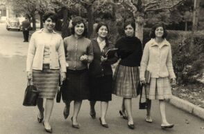 Ιρανές με δυτική ενδυμασία βαδίζουν στους δρόμους της Τεχεράνης (1950) 