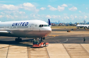 Boeing: Μετά την προσγείωση 737-800 στο Όρεγκον των ΗΠΑ, διαπιστώνεται πως λείπει εξωτερικό τμήμα της ατράκτου	