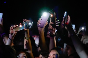 Έρευνα: Εννιά στους δέκα Έλληνες είναι «όλη μέρα μ’ ένα κινητό στο χέρι»