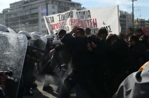 Εντάσεις στις πορείες σε Αθήνα και Θεσσαλονίκη κατά του νομοσχέδιο για τα μη κρατικά πανεπιστήμια