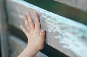 Χεράκι παιδιού σε φράχτη